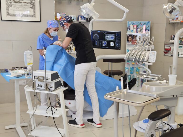 Fogászati implantátum: tudnivalók a beültetéstől az ápolásig
